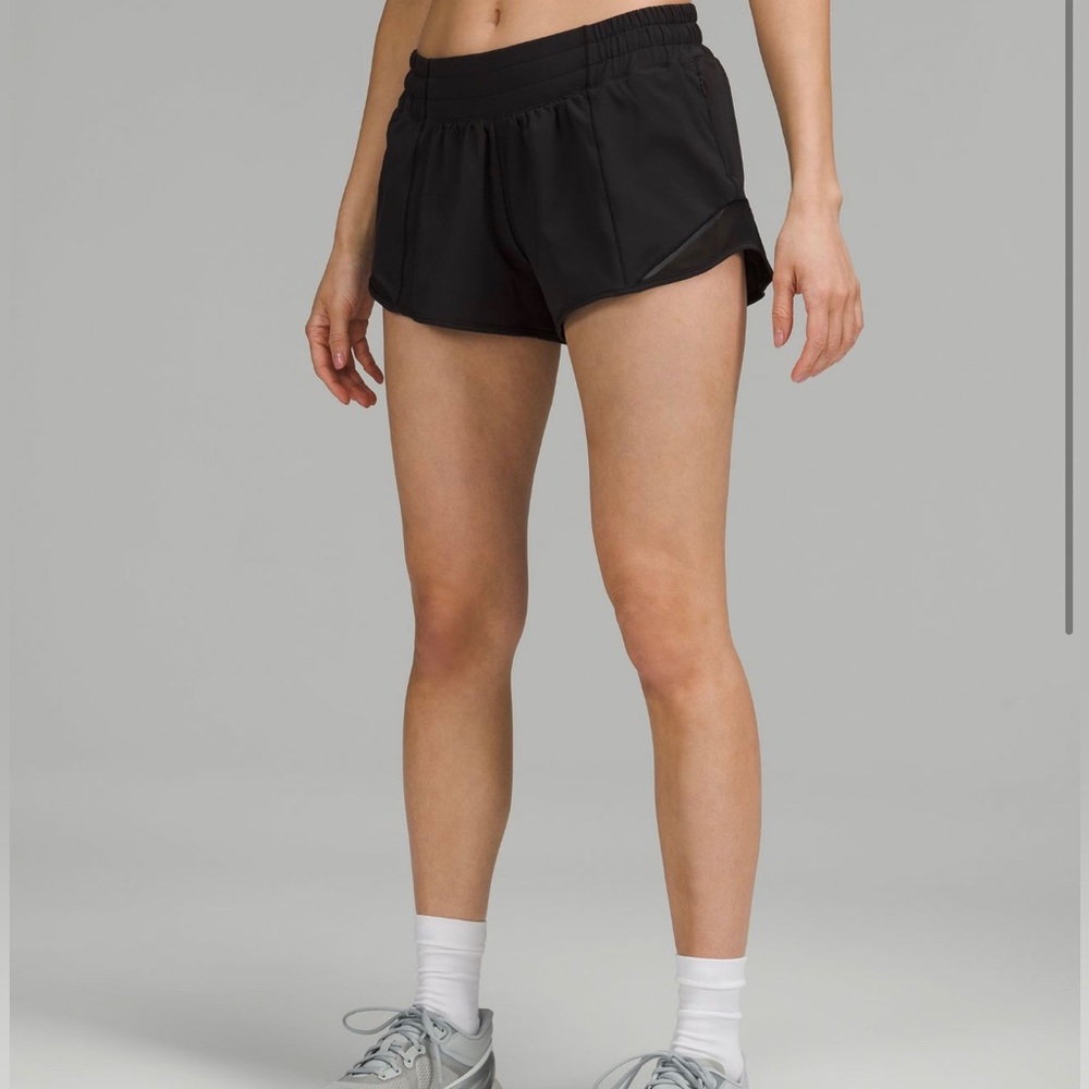 black lululemon hotty hot low-rise lined short 2.5”